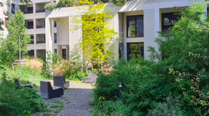 Les espaces intermédiaires comme invitation architecturale à habiter le monde commun