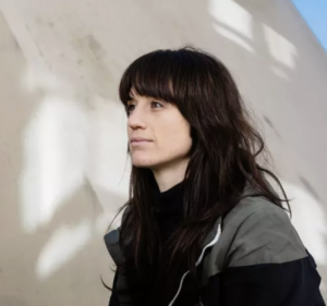 Comment porter un regard critique sur le monde matériel ?